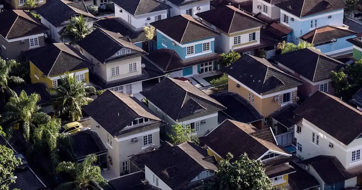 Vista aérea de casas unifamiliares con palmeras en una zona residencial