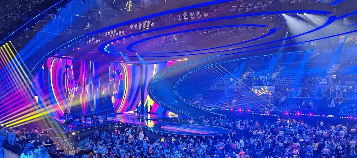 Escenario y pabellón de Eurovisión iluminados en azul y rosa